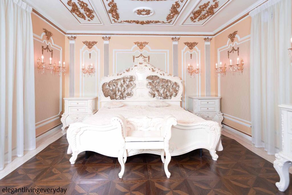 Regal details in the bedroom 